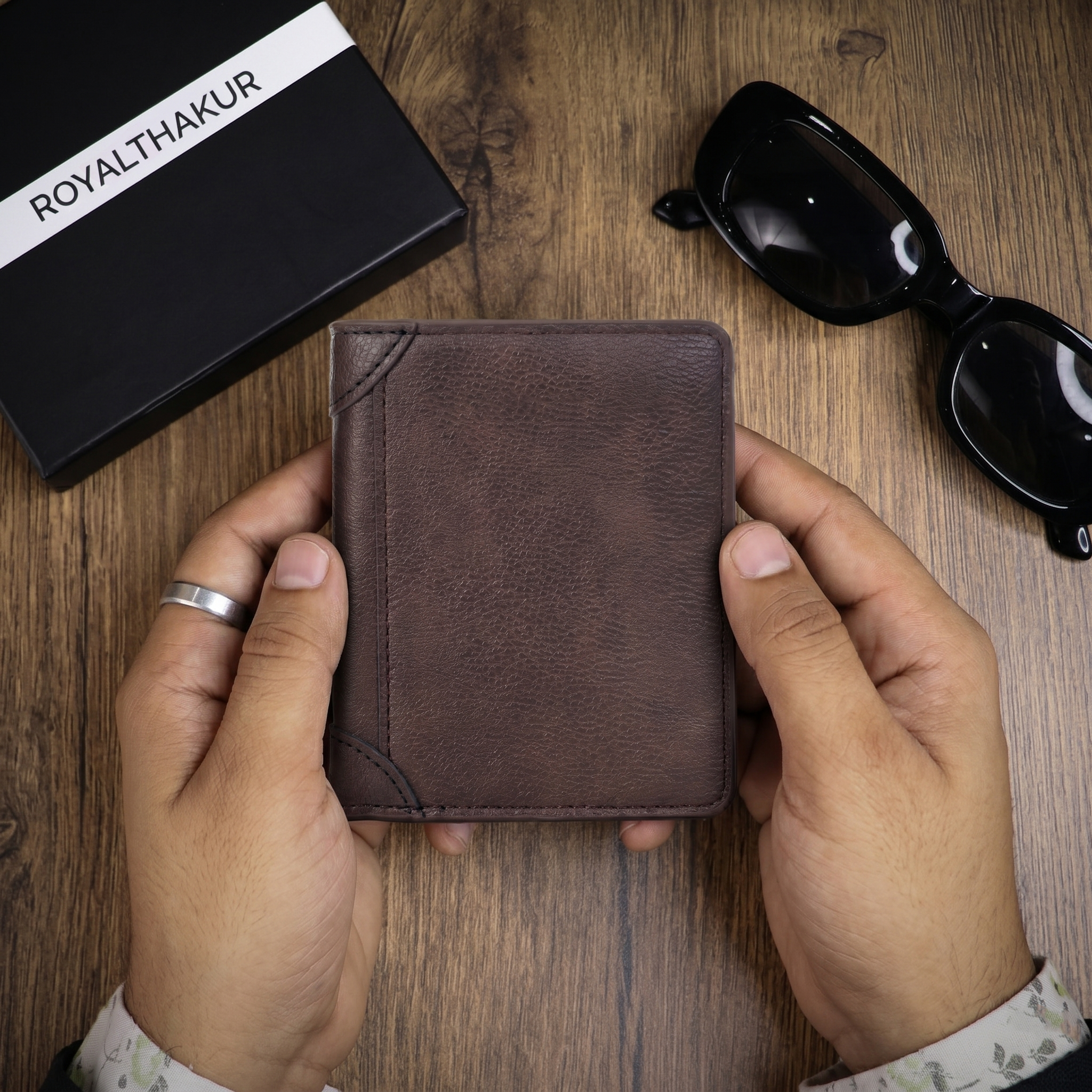 Premium Men’s Bi-Fold Wallet – ID Card Pocket, Center Flap & Cash Compartments IM-42